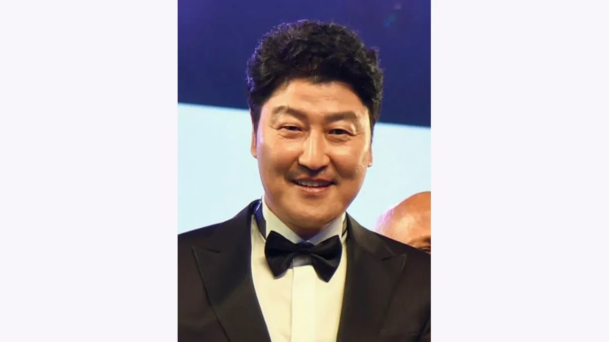 송강호 관상: 넓은 볼과 웃을 때 좁아지는 눈