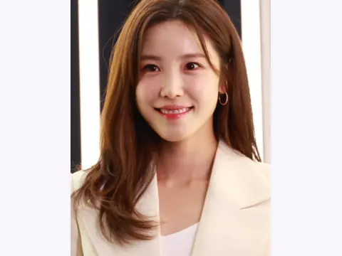Jun Hyo-seong Face Reading: Rounded Cheeks and Open Eyes