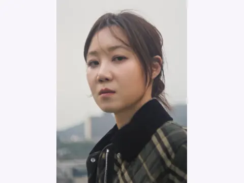 공효진 관상: 낮은 눈썹과 도톰한 입술의 배치