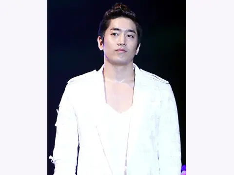 신화 에릭 관상: 굵은 눈썹과 각을 남긴 하관