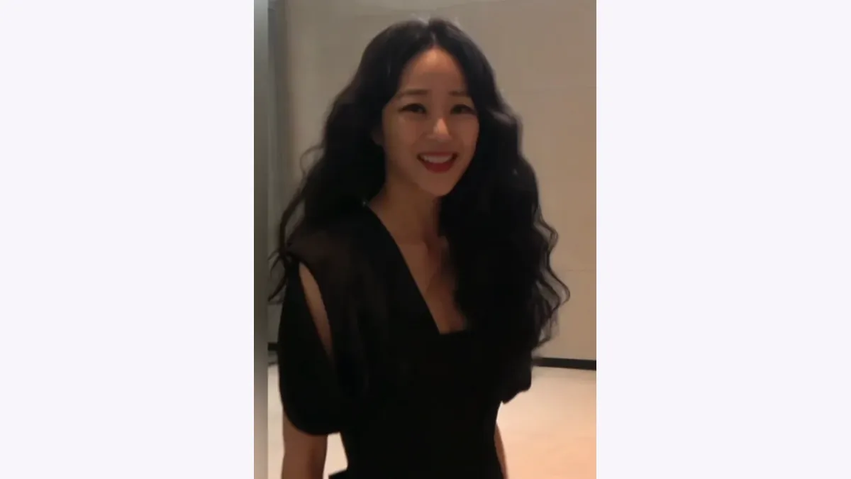 김효진 관상: 긴 얼굴선과 가로로 넓어지는 미소