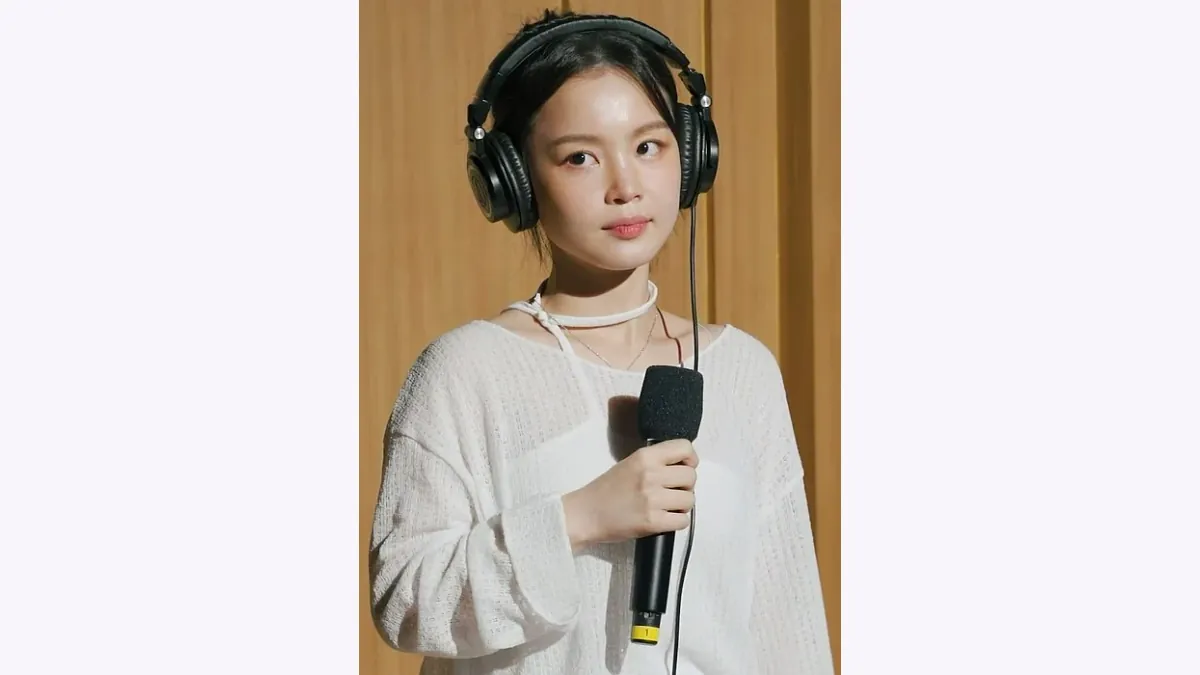 Lee Hi Face Reading: Defined Lips and Rounded Upper Eyelids