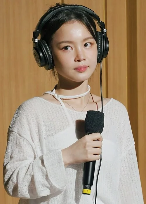 Lee Hi at a public event