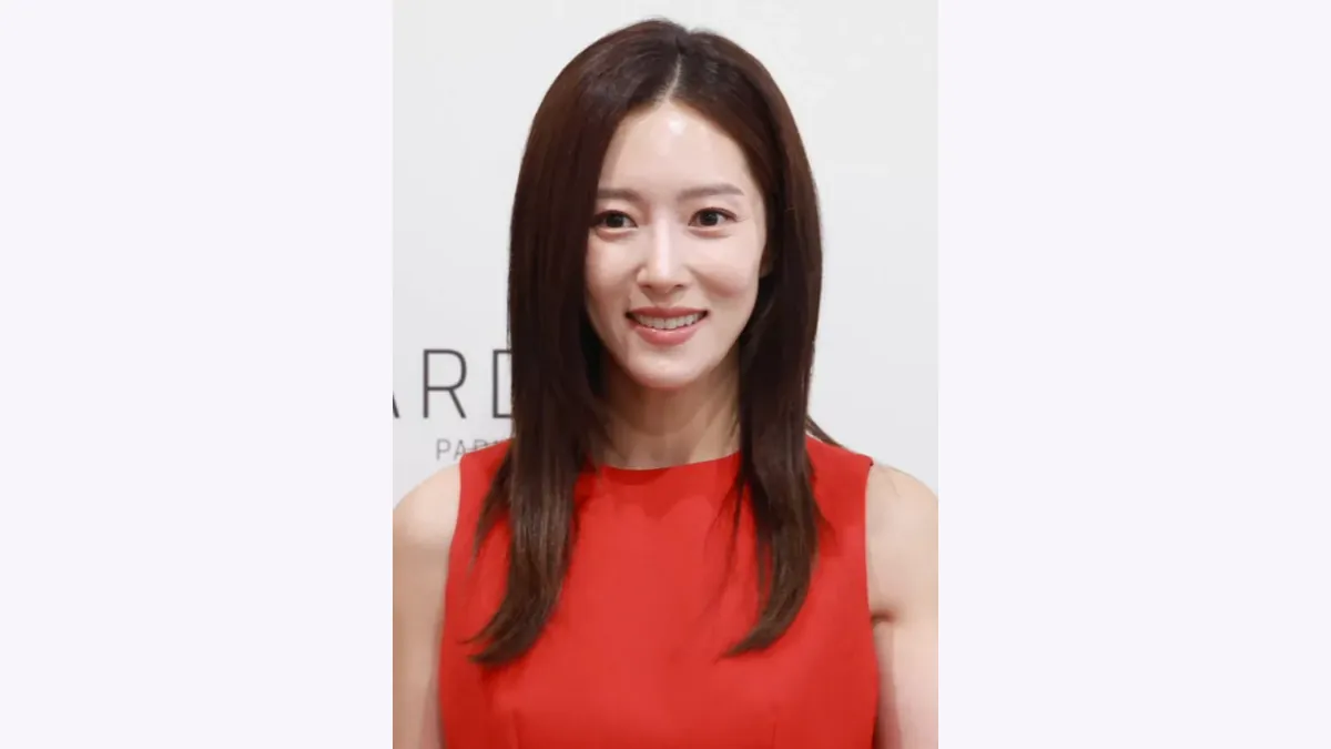 Wang Bit-na Face Reading: A Long Central Line and a Widening Smile