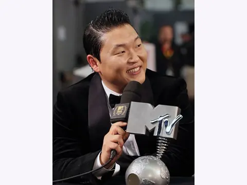 Psy Face Reading: Wide Cheeks and Narrowing Smiling Eyes
