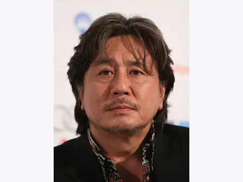 최민식 관상: 넓은 코끝과 수염이 강조하는 하관