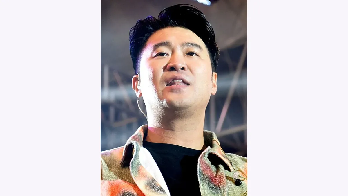 최자 관상: 낮은 촬영 각도에서 드러나는 코와 턱