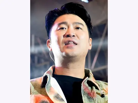 최자 관상: 낮은 촬영 각도에서 드러나는 코와 턱