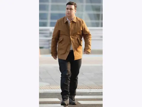 Sam Hammington Face Reading: Wide Cheeks and a Broad Jaw